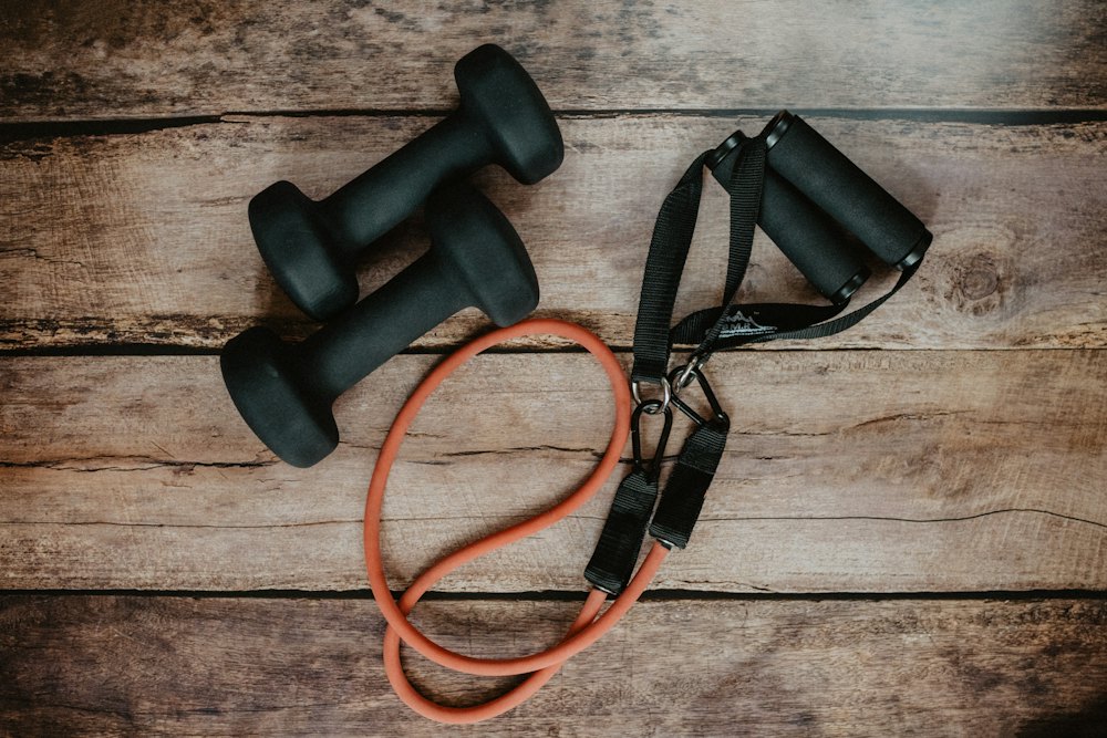 Halteres e elástico de resistência do Kit Academia Forma 40